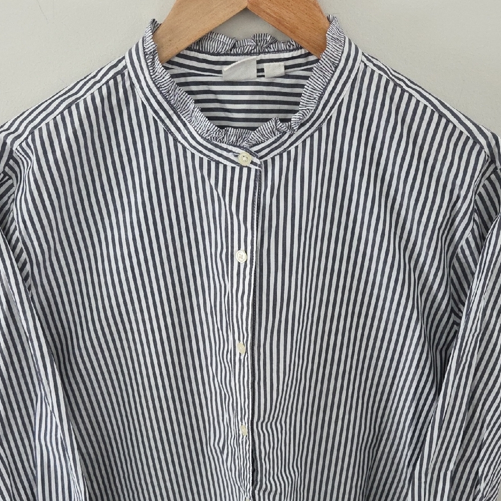 NWOT GAP Navy and White Striped Button Down Shirt - Picture 2 of 7